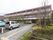３階建ての施設の建物玄関に向けて、歩道が設置されている。建物の前は広い駐車場となっている。歩道右側の庭園には庭木が植栽されている。