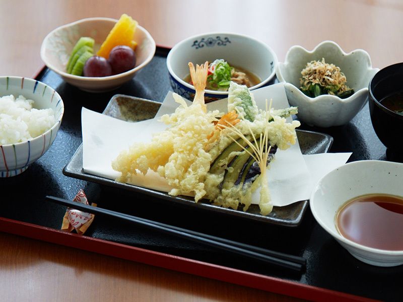 野菜の煮物と天ぷら盛り合わせのセット