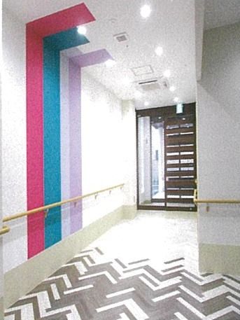 モダンな色合いと模様が印象的な高齢者向け住宅のエントランス