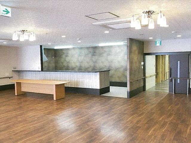 ホテルのような雰囲気のある施設のエントランス。何も置かれていない入居前の状態