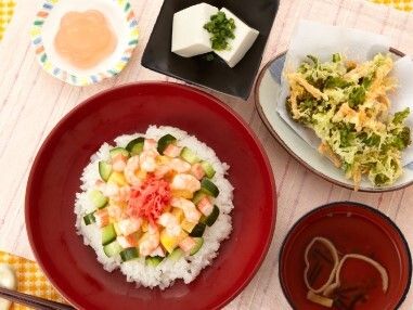 ちらし寿司とかき揚げと冷やっこや吸い物