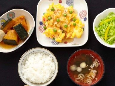 かぼちゃの煮物や、あんかけ、サラダとご飯と吸い物のセット
