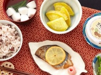 焼き魚と赤飯、ふかし芋と吸い物のセット