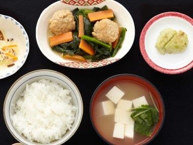 青菜と人参と肉団子の煮物、ごはんと味噌汁が付いたメニュー