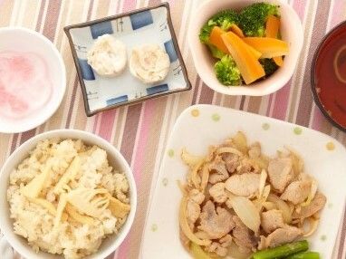 筍ごはんと焼売、ブロッコリーと人参の和え物、玉ねぎと豚肉の炒め物のセット