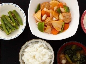 いんげんの和え物と、酢豚とご飯と味噌汁のセット
