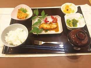 お盆にごはんと数種類のおかずがのっている様子。ある日のメニューの一例