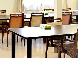 濃い色合いの調度品が並んでいるリビングの様子。フローリング仕様の広めのスペース
