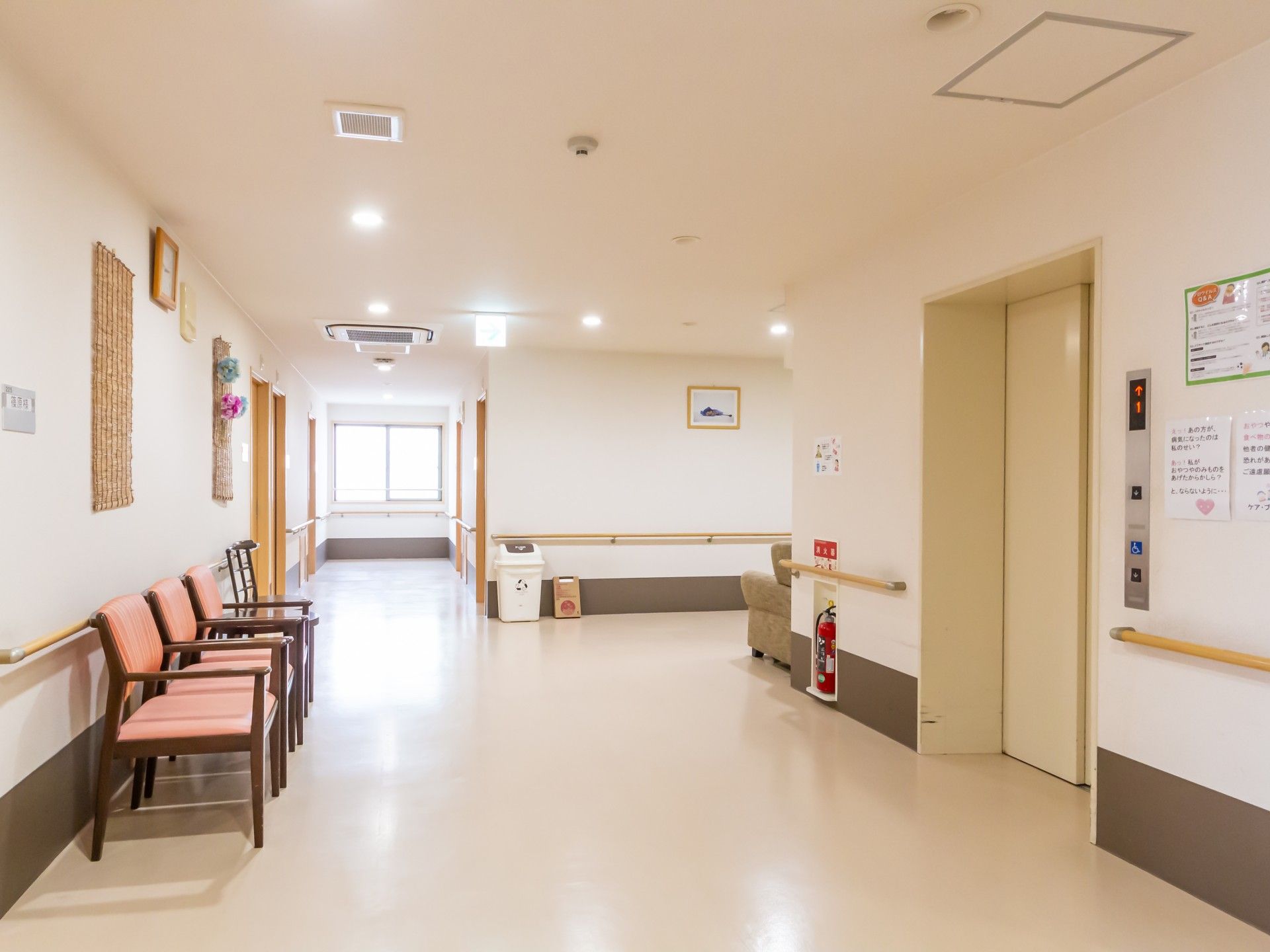 明るく清潔な廊下