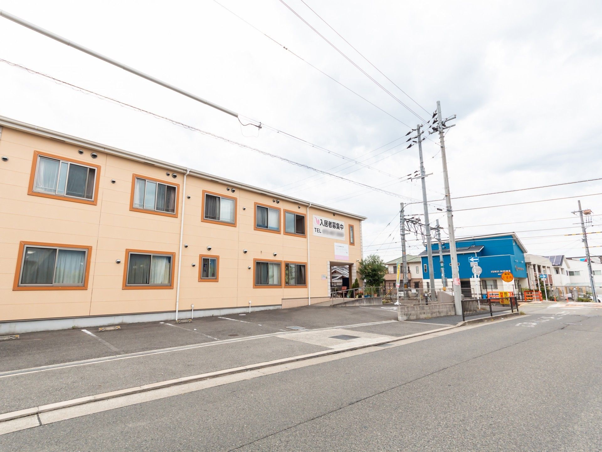 ゆったりとした外観の建物