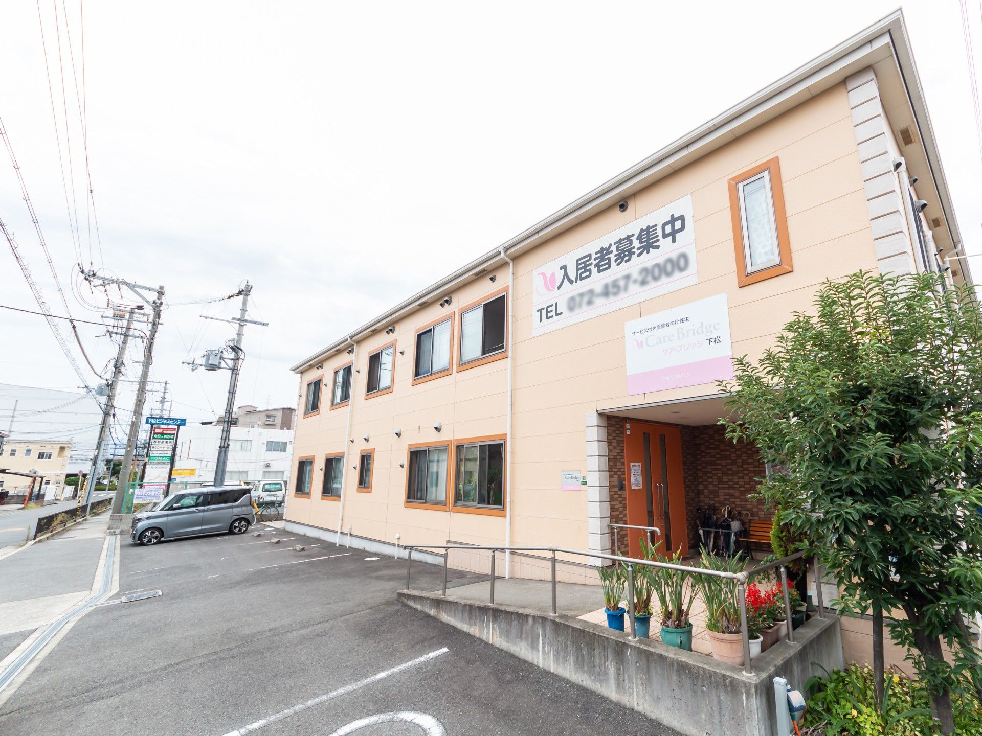 ゆったりとした建物正面