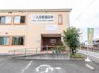 明るい外観の建物入口