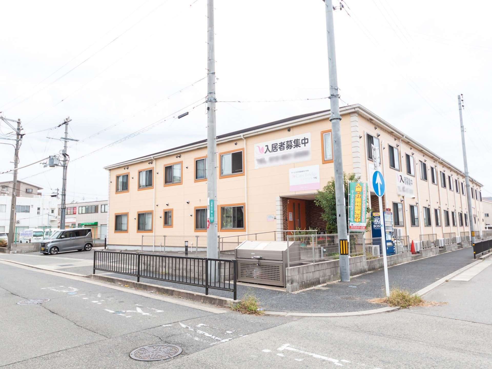 ゆったりとした外観の建物