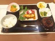 お盆にのせられている食事メニューの様子。ごはんとおかず数品がのっている
