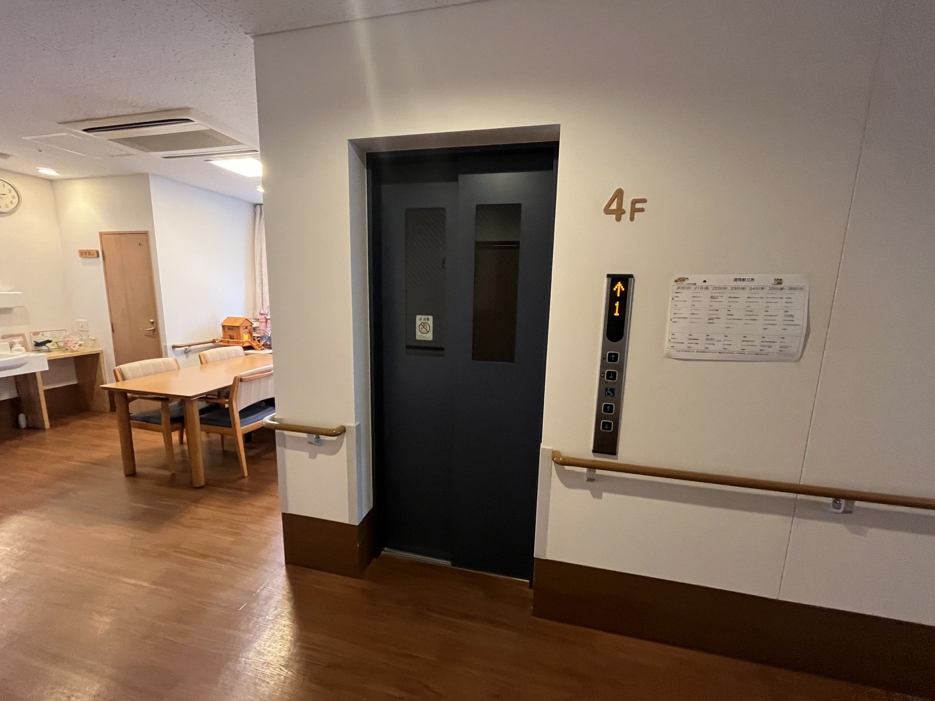 4階のエレベーターホール