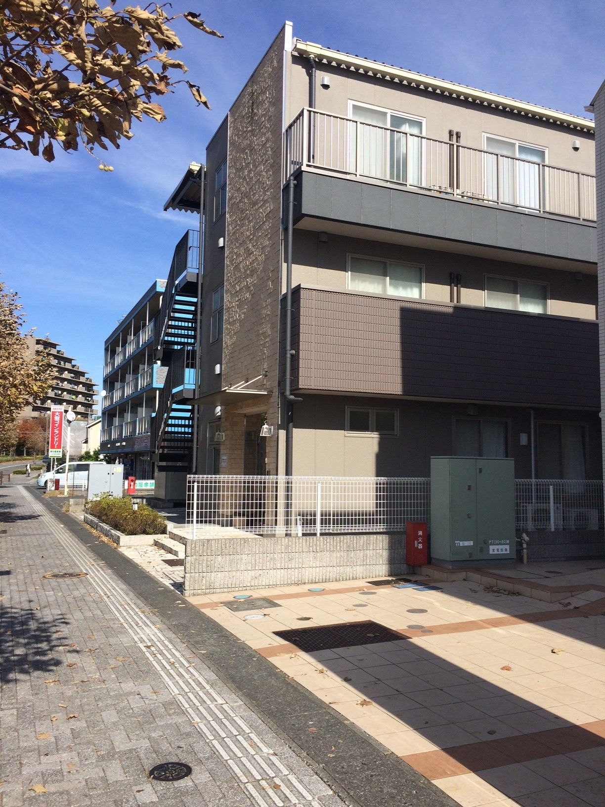２階建ての建物は屋外階段やベランダも設置されている。