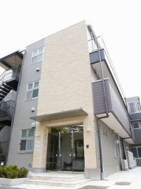 各フロアにベランダがついた２階建て側面に出入り口があり、屋外階段もついている。