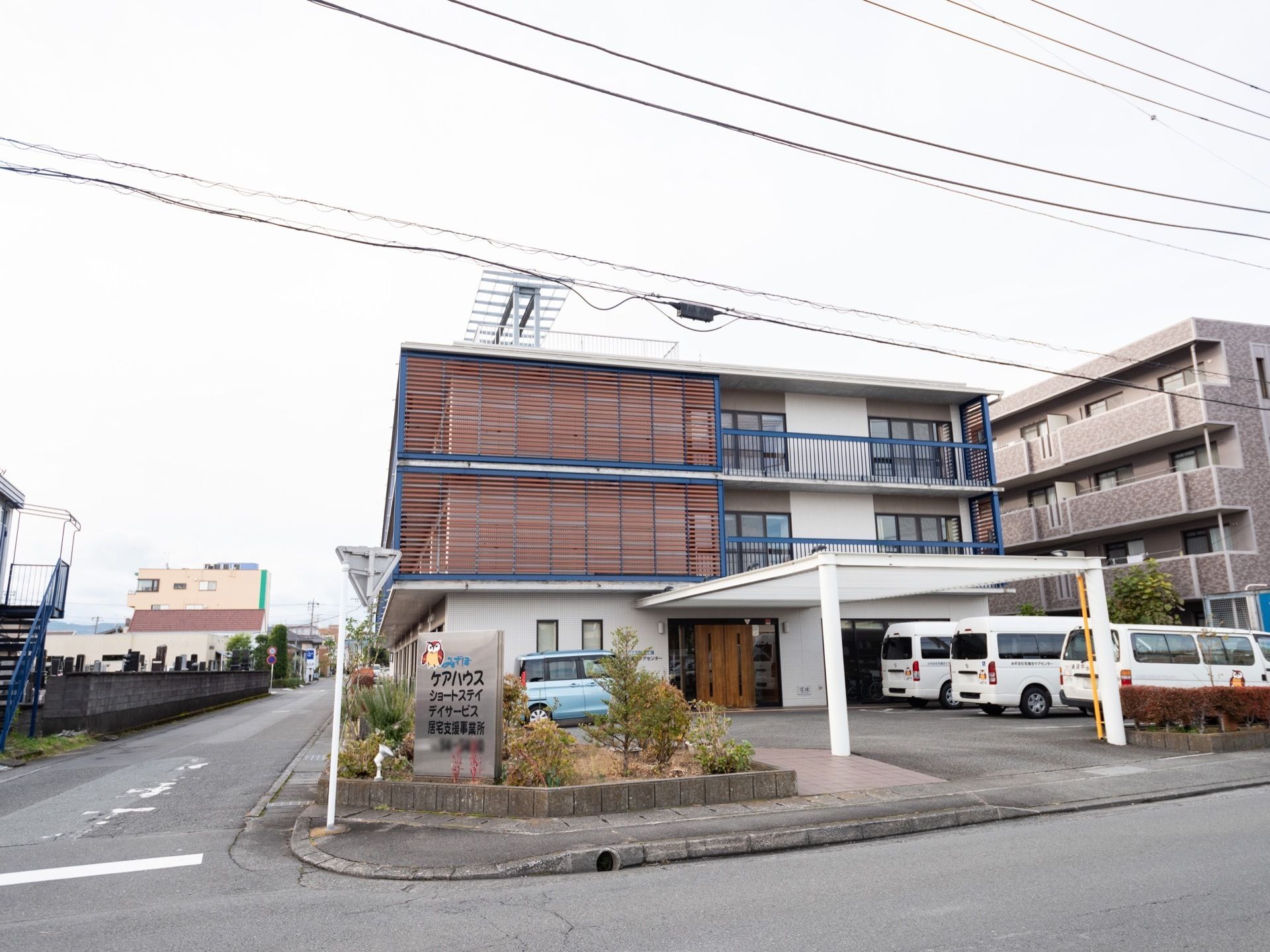 白色を基調とした、３階建ての施設である。エントランスには白色の大きな屋根がある。目の前は道路である。