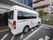敷地内に駐車場が設置されている。施設専用のワゴン車が停まっている。車椅子専用のスペースも完備されている。