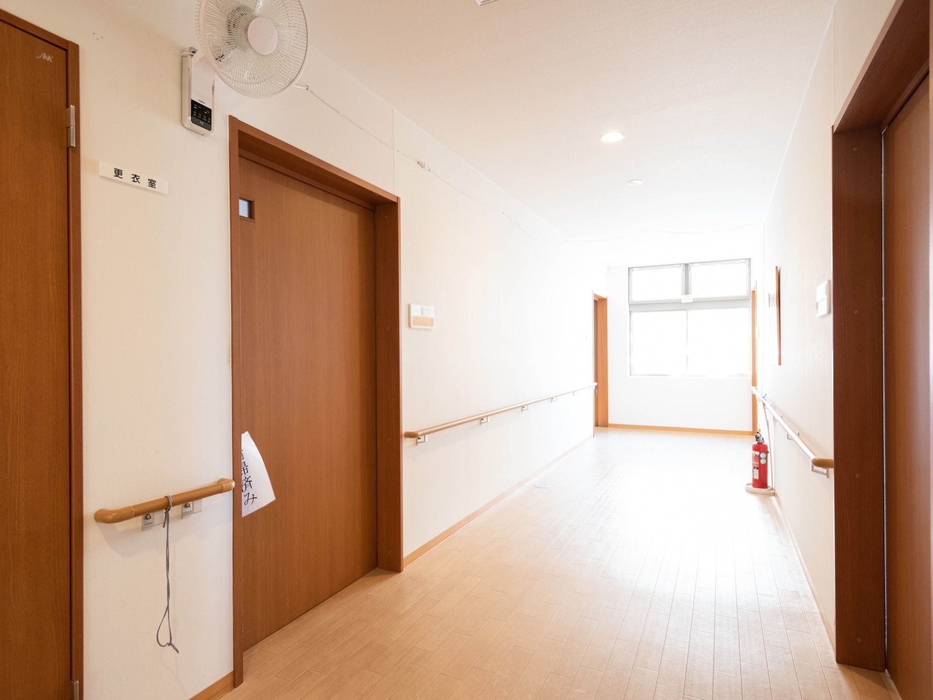 通路の壁両側に手すりを完備している。消火器が置かれている。幅はじゅうぶんな広さに設計されている。扇風機もある。