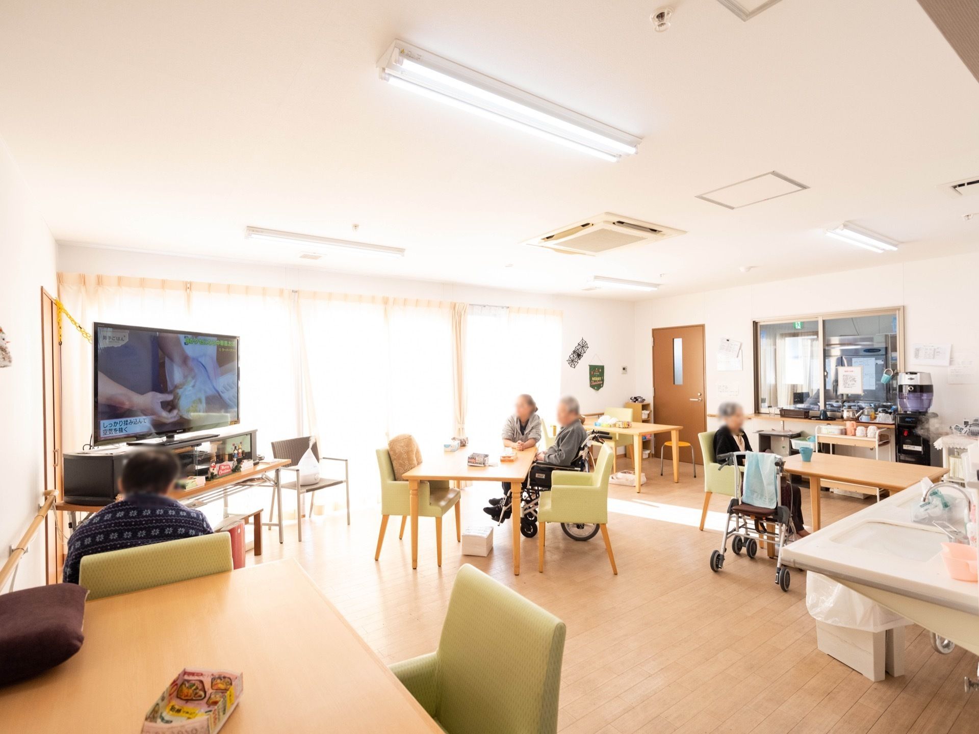 食後にテレビ鑑賞を楽しんだり、お茶をゆっくり飲んだりする入居者様
