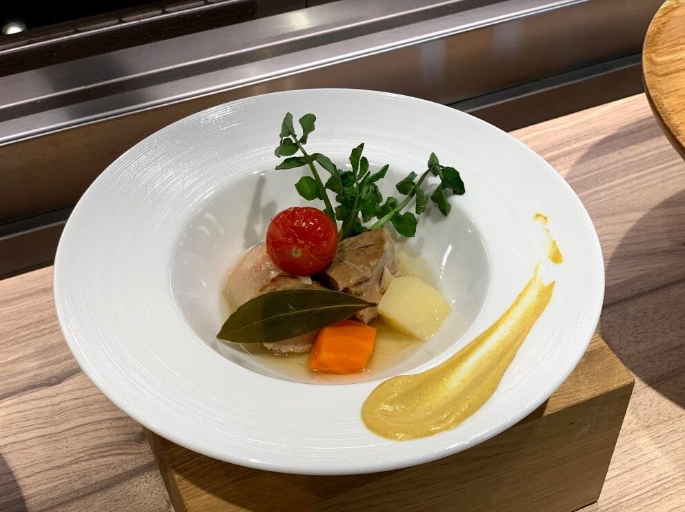 彩りよく盛られた一口サイズにカットされた食事