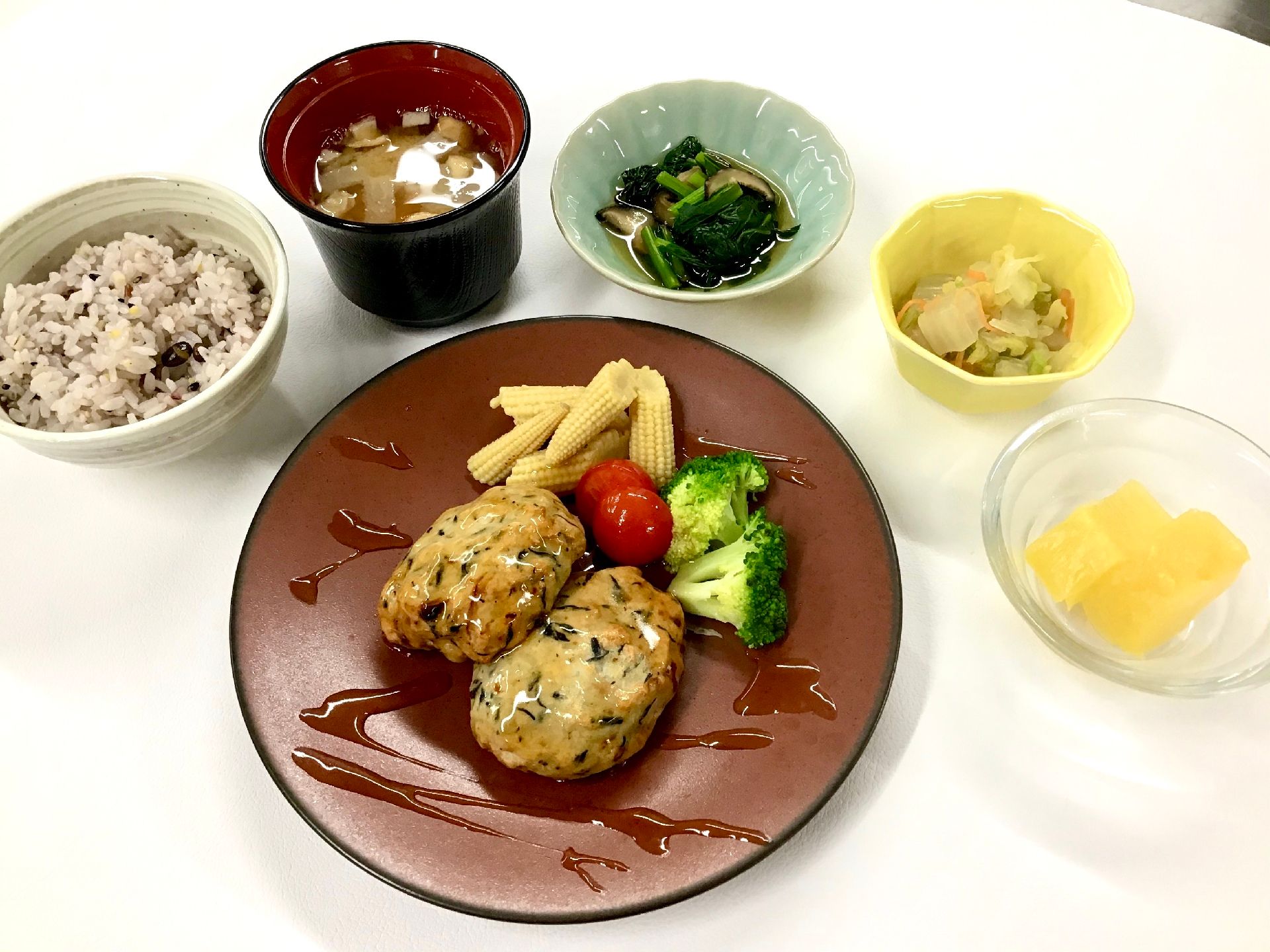 ご飯と汁物、メインの焼き物と副菜の小鉢が付いた食事