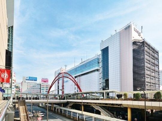 駅前の大きなビルが立ち並ぶ様子