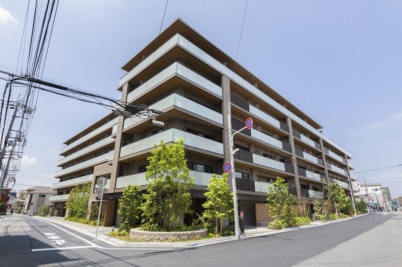 建物内で仕事をしているスタッフ。誰かに目線を合わせ、会話しようとしている。