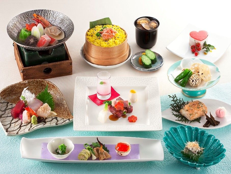 色とりどりで栄養バランスが取れた、デザート付きのお食事
