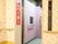 鮮やかな壁紙が貼られている。壁には木製の手すりが固定されており、エレベーター内部にも手すりがある。奥には鏡が設置されている。
