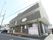 建物は静かな住宅街の一角に位置している。施設はベランダ付きで、晴れた日には遠くを一望することができる。また、洗い物も干せる。
