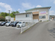 新緑に囲まれた施設外観