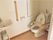トイレの両サイドに手すりが多めに設置され、手洗い場やごみ箱もある。