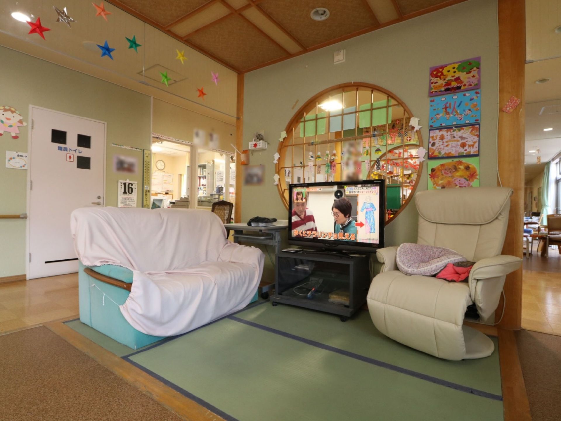 食堂の一部には丸窓のある、和室スペースが設けられている。畳の上にはソファーやテレビなどを配置している。