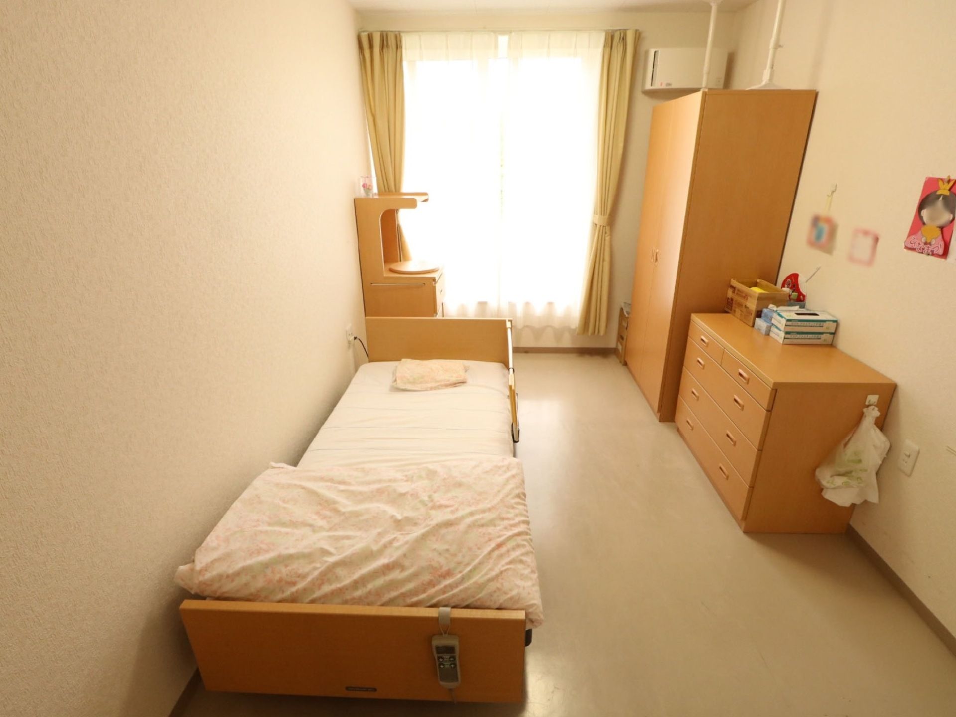 各居室には大きな窓が設置されていて、とても明るい。閉塞感なく、快適に室内で過ごせるように設計されている。
