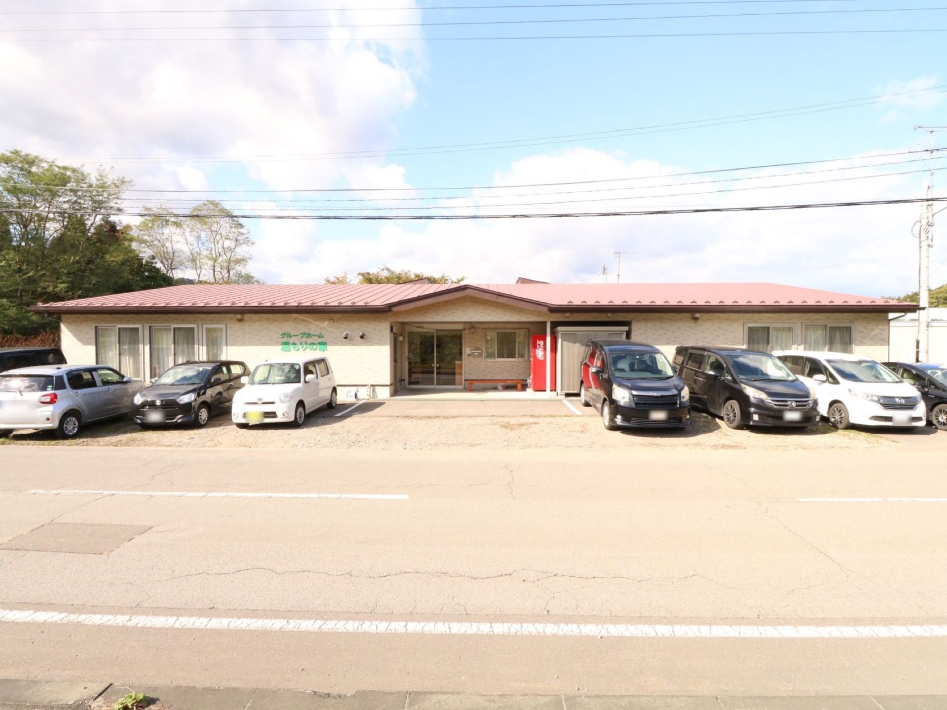 建物はエントランスを中心に、左右対称に建てられている。道路と並行に横に長く、ゆったりと建てられている。