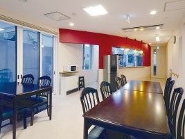 食堂には大きなダイニングテーブルが複数置かれ、大きな窓が設置されている。
