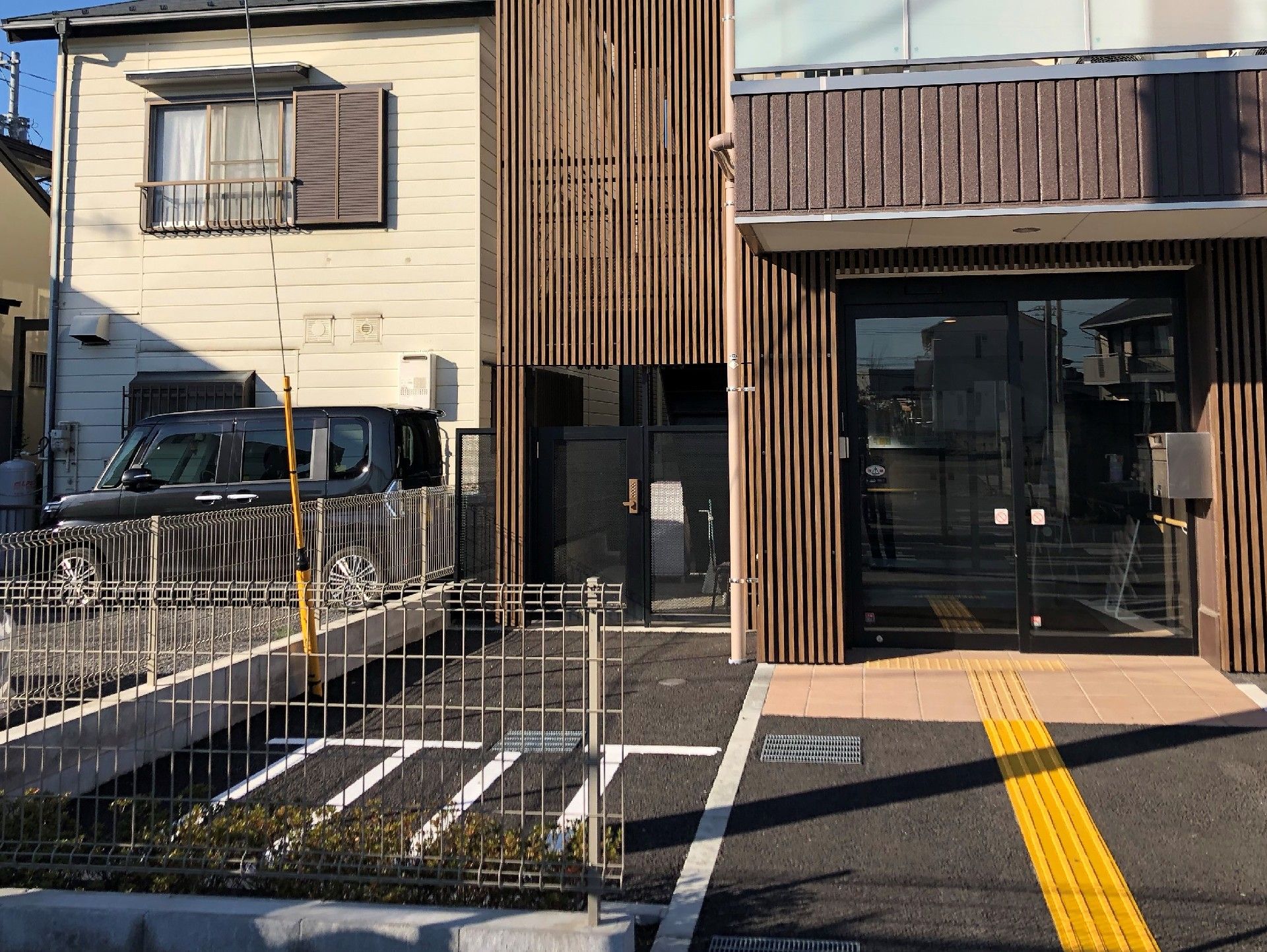 駐車場が付いた玄関の前のスペースには点字ブロックも玄関に向かって敷かれている。