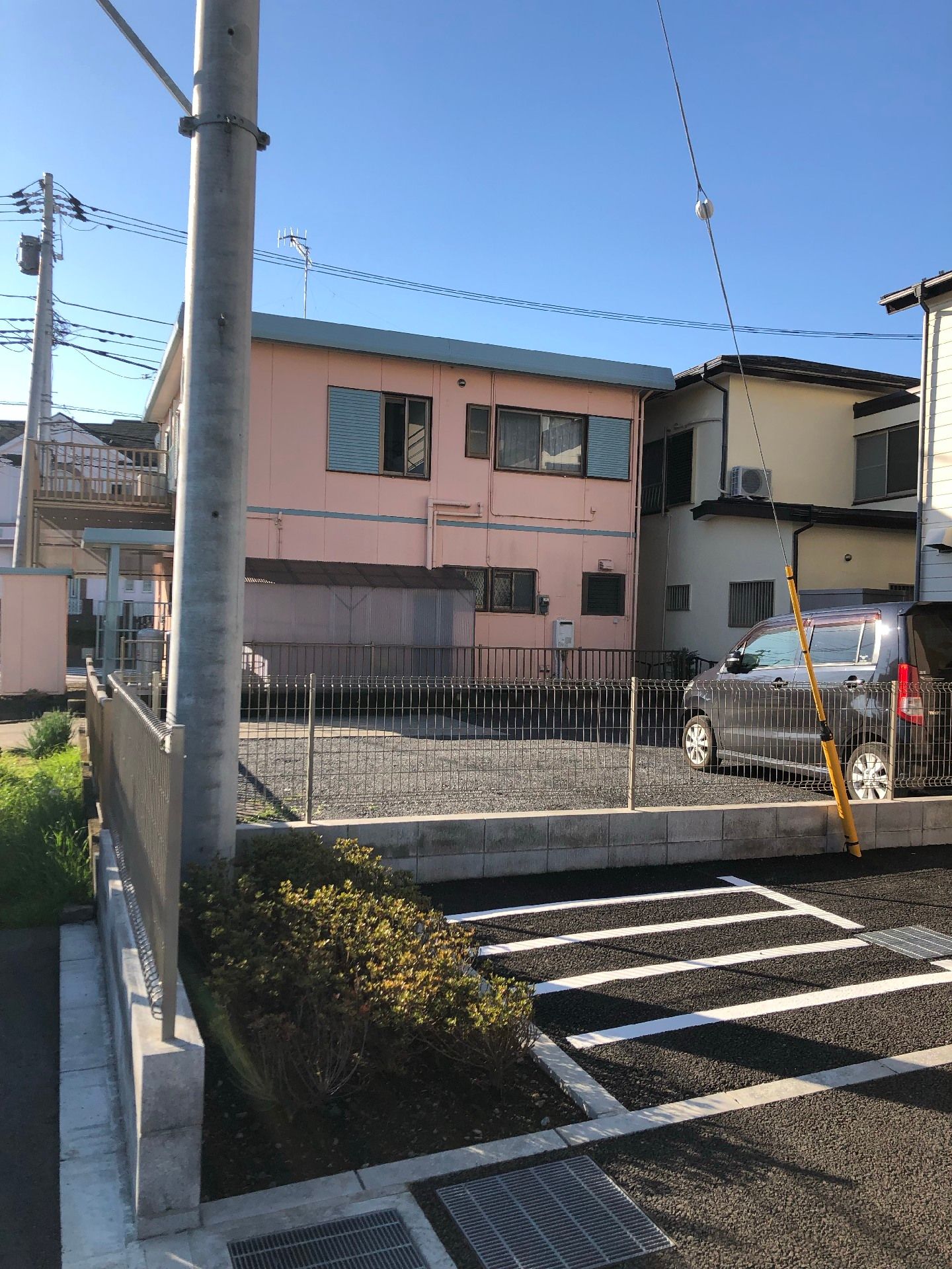 敷地内には駐車場があり、その一角には花壇もある。