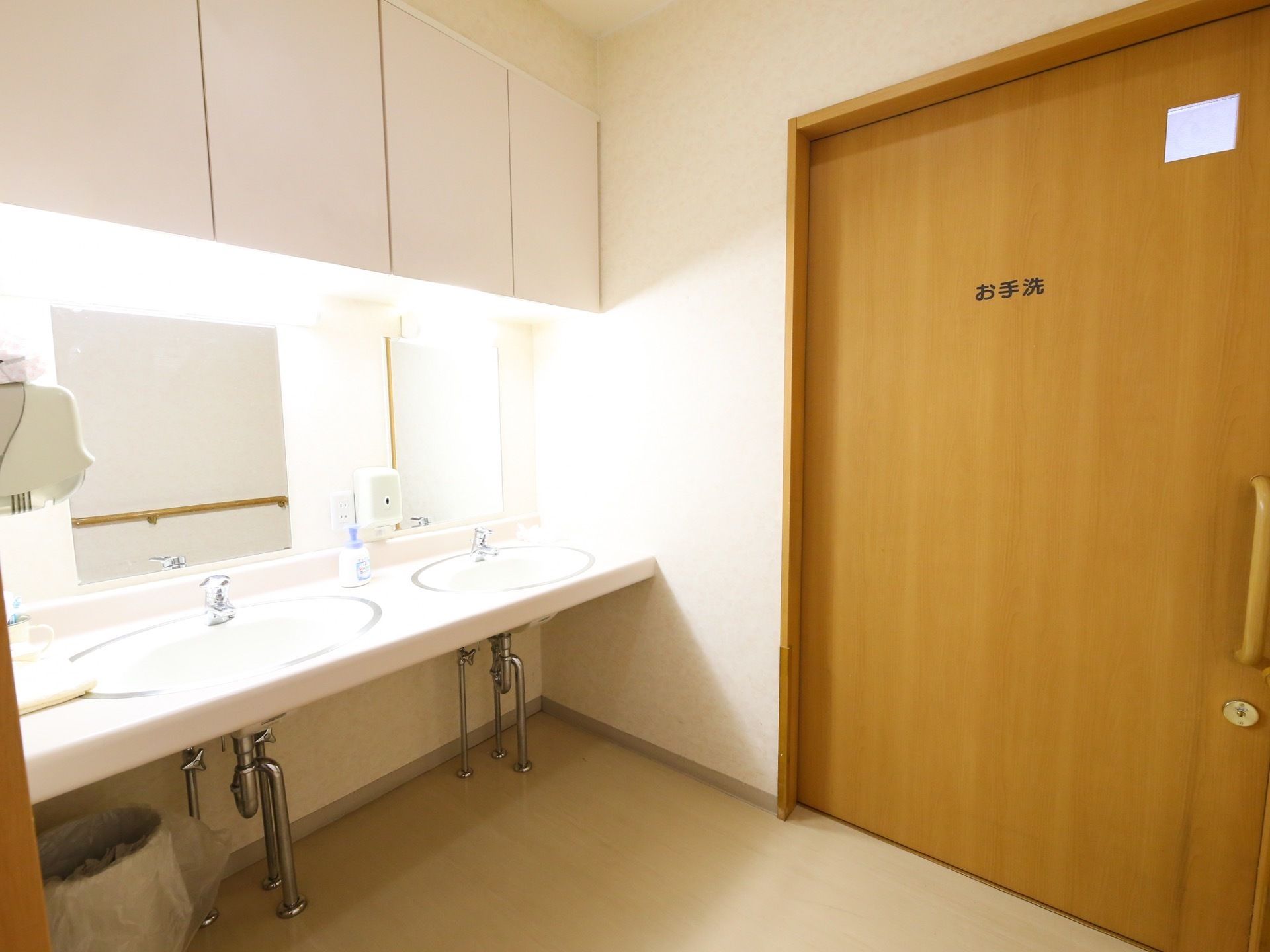 トイレの扉は大きな引き戸になっている。その横に、鏡や照明などの備えつけられた、洗面所が設置されている。洗面所の下にはゴミ箱も置かれている。