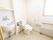 トイレの個室の内部。洋式の便座や洗面所が設置されていて、周囲の壁には随所に手すりが備えつけられている。