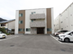 白い建物の介護施設外観
