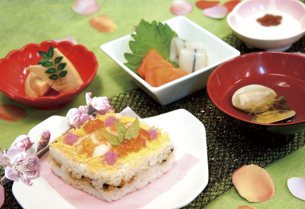 ちらし寿司と貝のスープ、刺身やタケノコの煮物