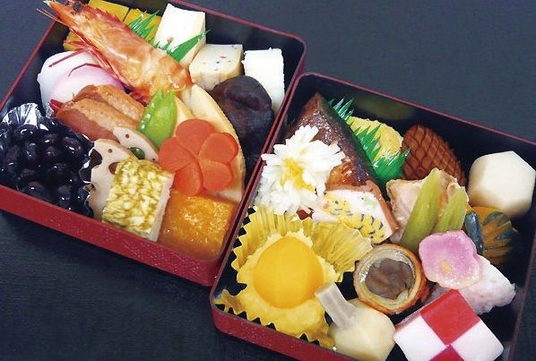 2段の重箱に入った海老や黒豆、栗きんとんや煮物などのおせち料理