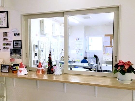 サンタクロースやクリスマスツリーが飾られた窓の向こうにはスタッフが働いている部屋があり、窓を開けて声をかけることができる。