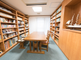 図書室がある明るい介護施設