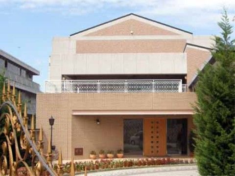 エバーライフの外観。茶色と白の外壁が暖かな印象を与える爽やかな施設外観。