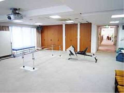 エバーライフの多目的ホール。車いすでのゴリ異様も安心しておk萎えるきれいなフローリングとなっています。