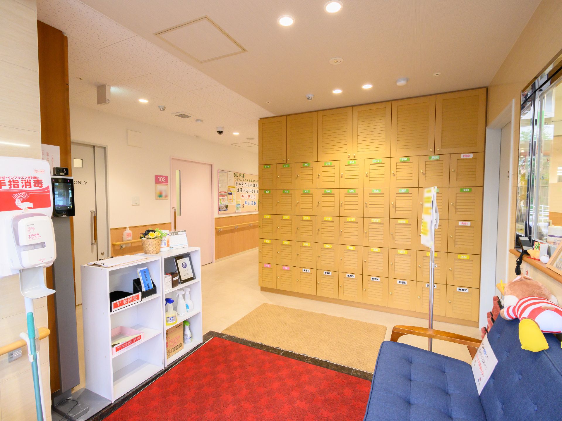 段差が解消され、入居者の下駄箱が設置されている玄関